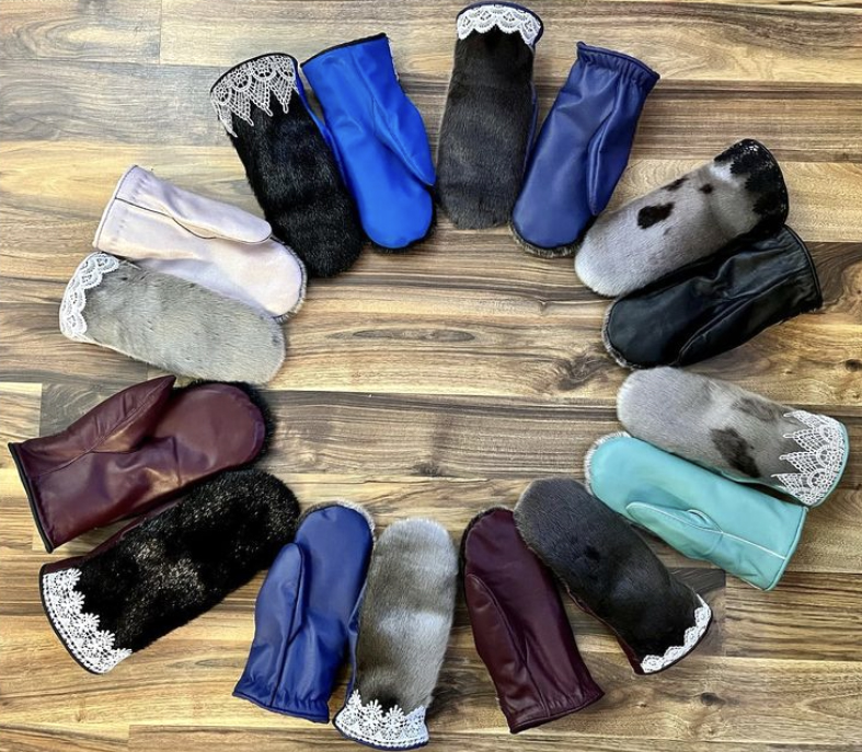 Sealskin and leather mittens (2022)