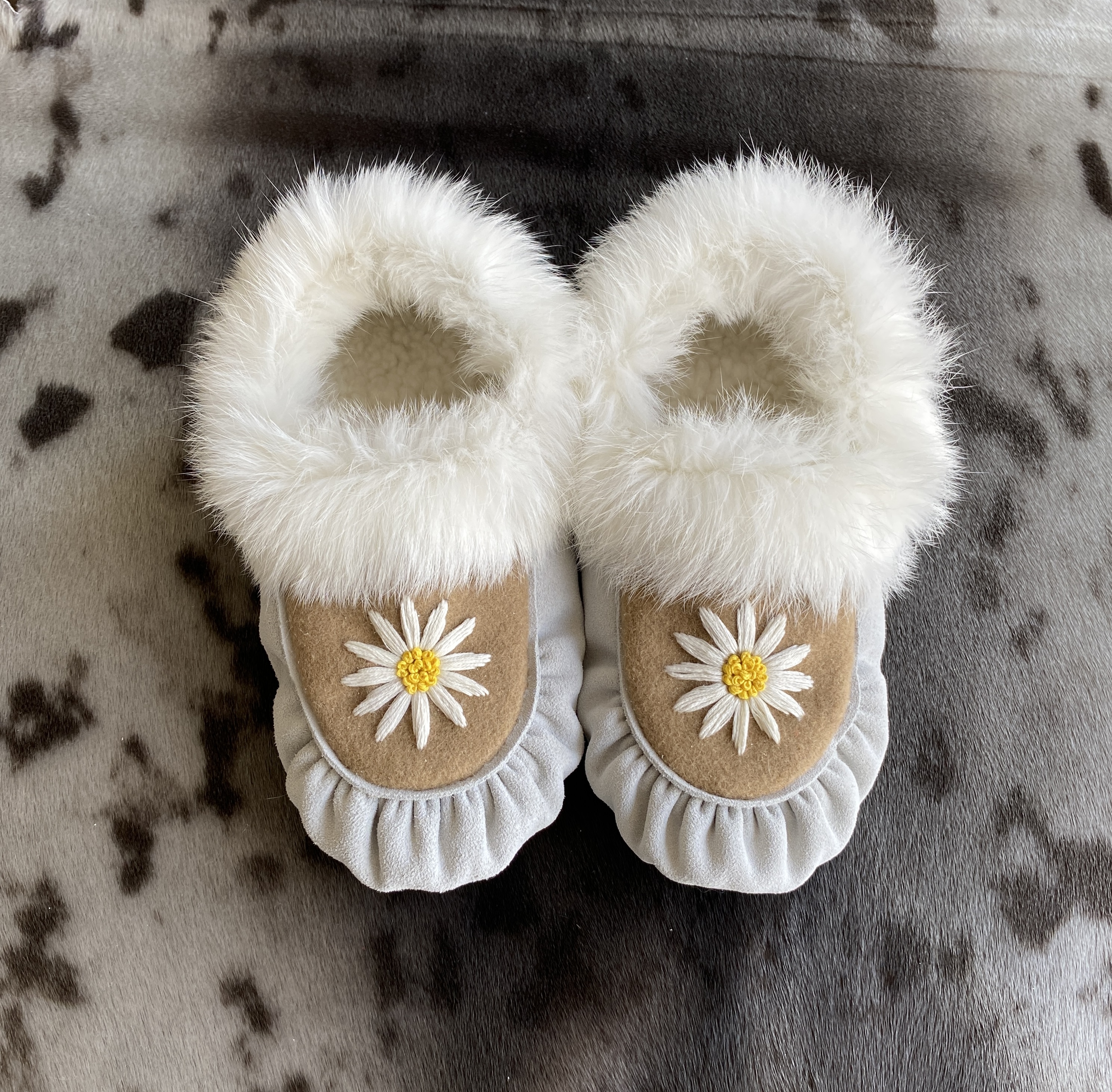 Embroidered slippers (2024)