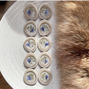 Cornflower petals and baby’s breath in caribou antler