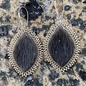Earrings in natural sealskin, black leather, beige and gold beads (2021)