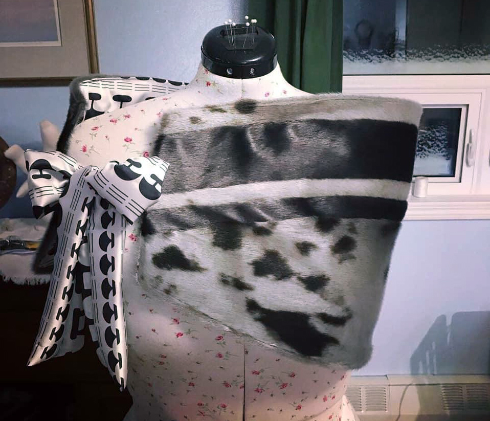 Sealskin wrap with satin bow (2019)