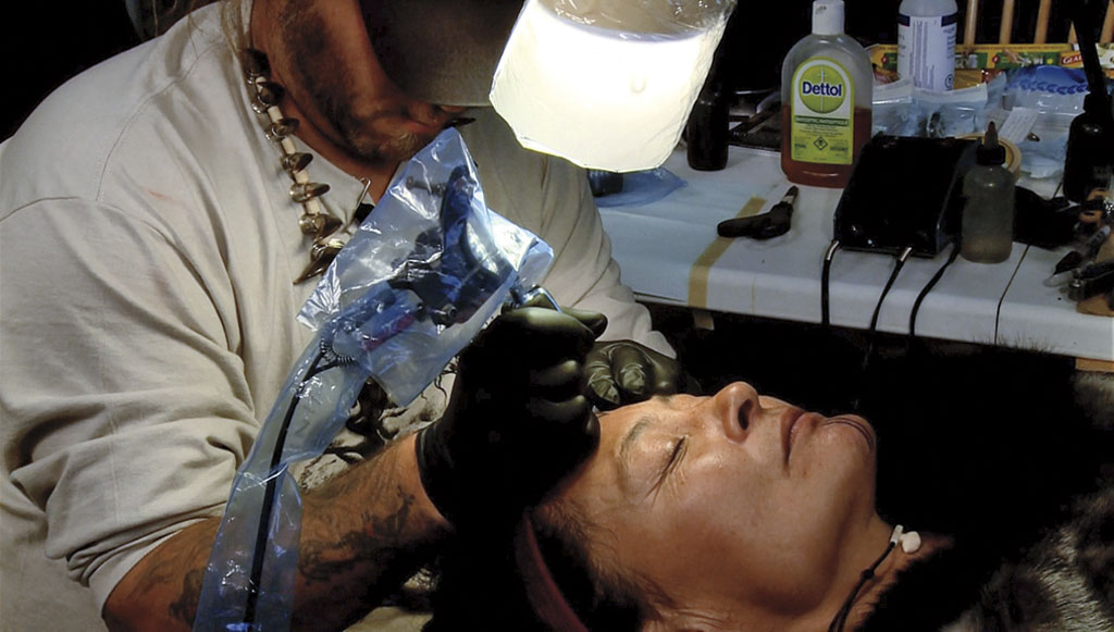 AggiuqArnaquqBarilAletheaTunniitRetracingTheLinesOfInuitTattoosStill2