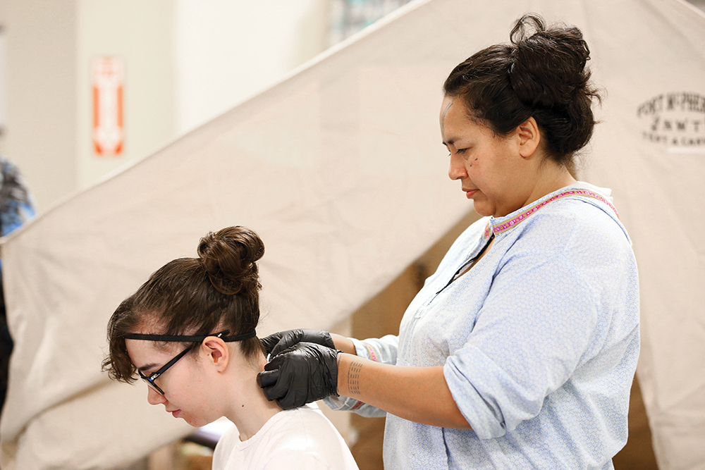 DevosCoraHovakJohnstonApplyingStenciltoSkyeJohnstonCambridgeBay