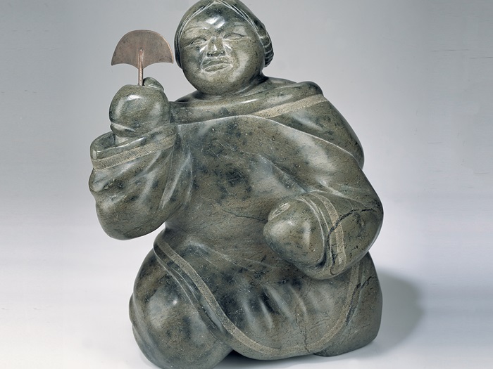 KiugakAshoonaWomanWithUluKnife