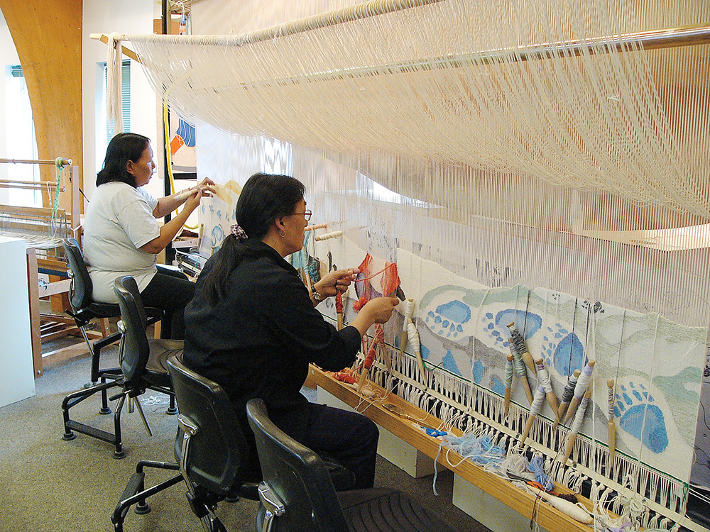 OolassieAkulukjuikKawtysieKakeeWorkTogetherOnTapestryPangnirtungTapestryStudio2009PhotoDavidCochrane_webready